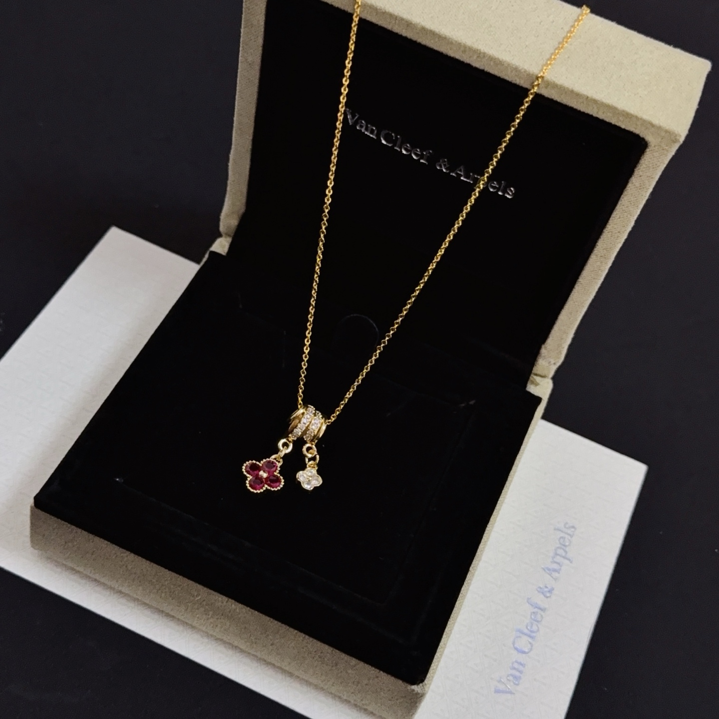 Collana Van Cleef Arpels Alhambra in oro giallo con accenti di rosso rubino e diamanti trasparenti 42 cm