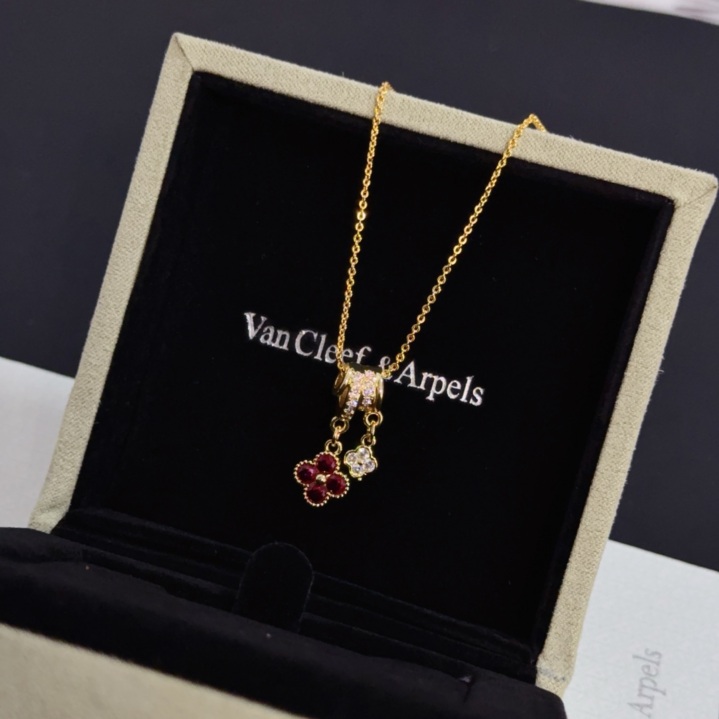 Collana Van Cleef Arpels Alhambra in oro giallo con accenti di rosso rubino e diamanti trasparenti 42 cm