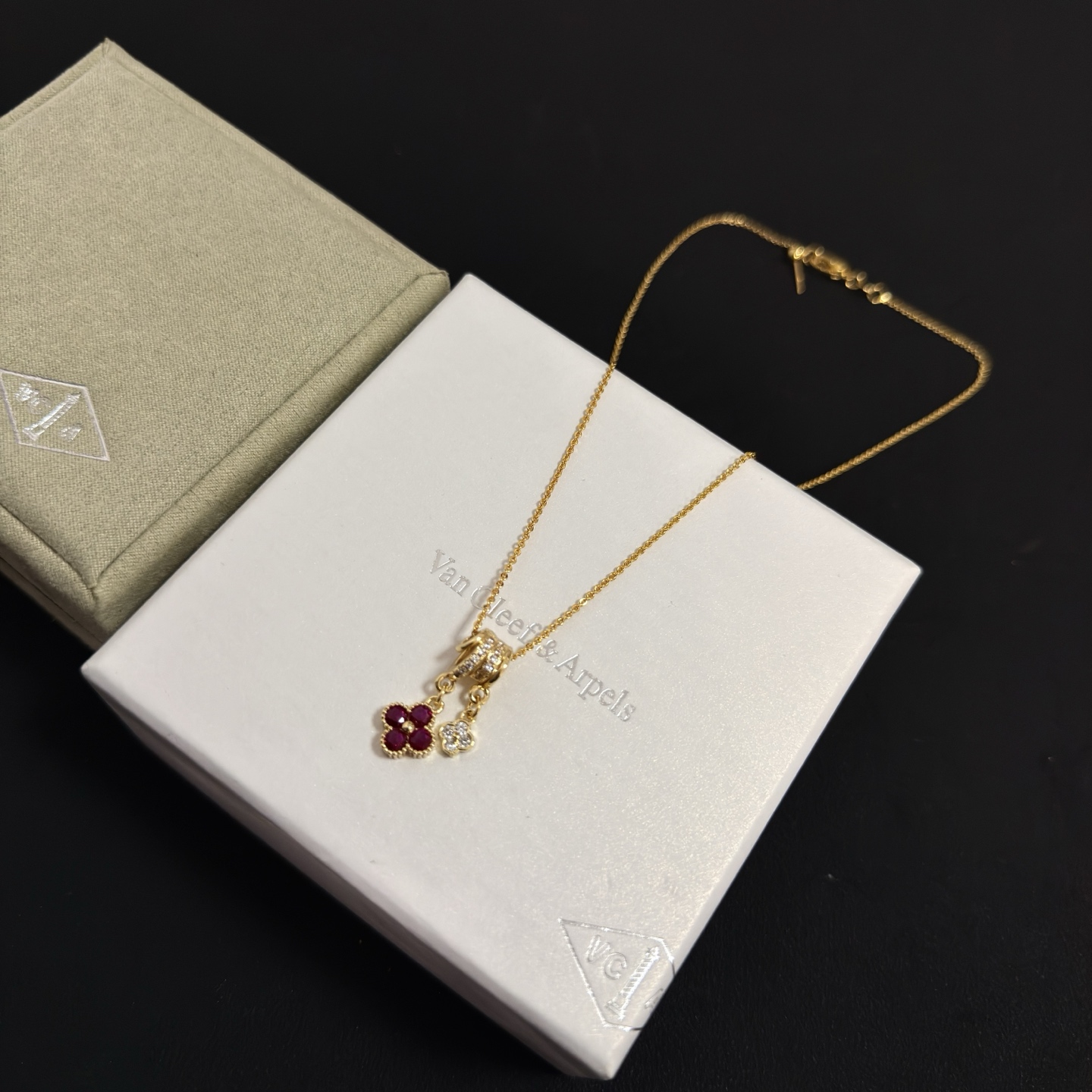 Collana Van Cleef Arpels Alhambra in oro giallo con accenti di rosso rubino e diamanti trasparenti 42 cm