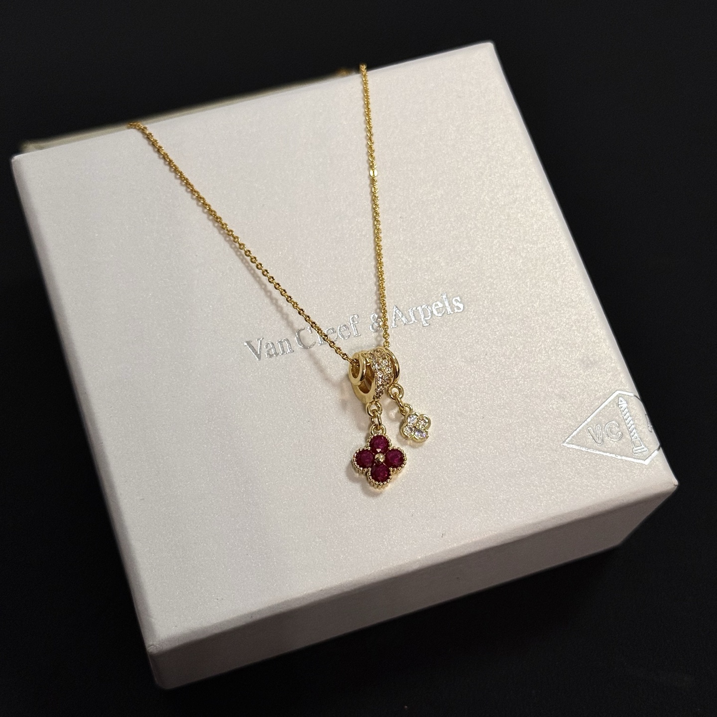 Collana Van Cleef Arpels Alhambra in oro giallo con accenti di rosso rubino e diamanti trasparenti 42 cm