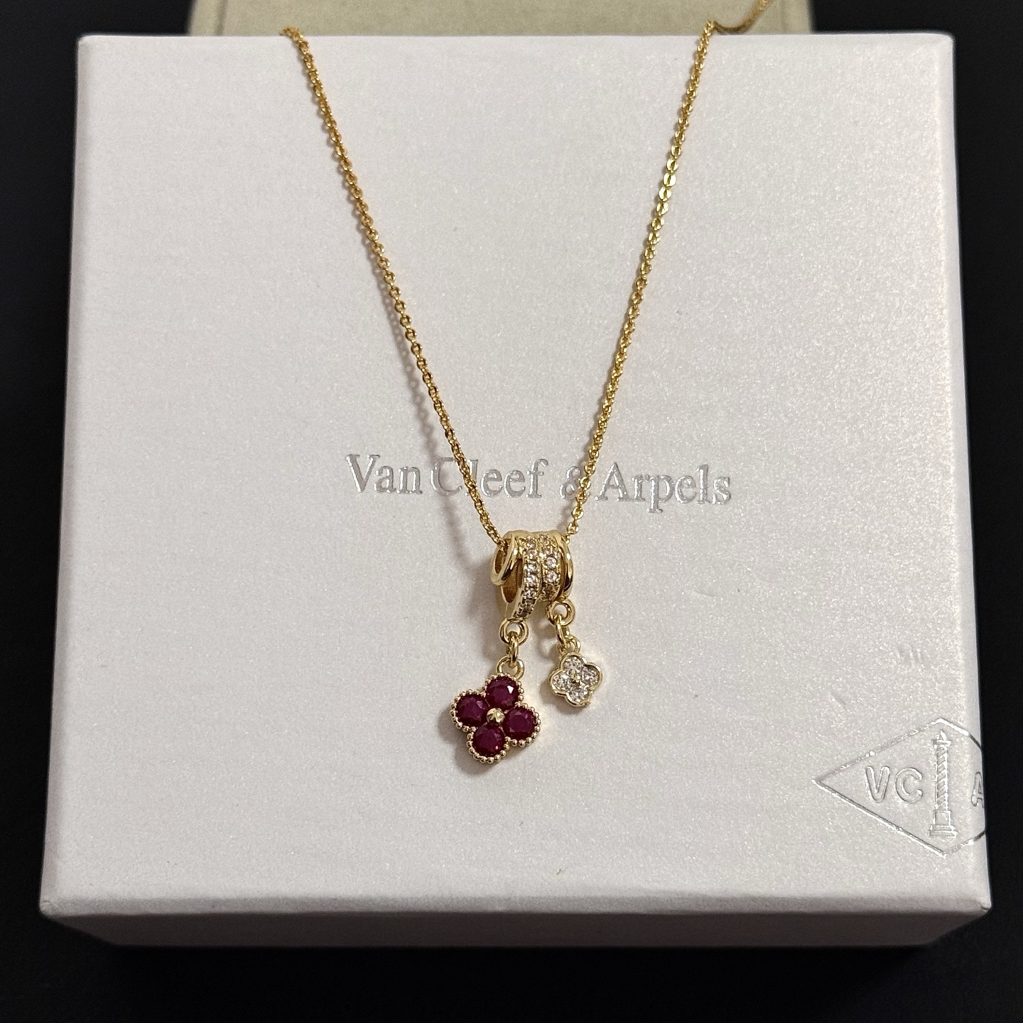 Collana Van Cleef Arpels Alhambra in oro giallo con accenti di rosso rubino e diamanti trasparenti 42 cm