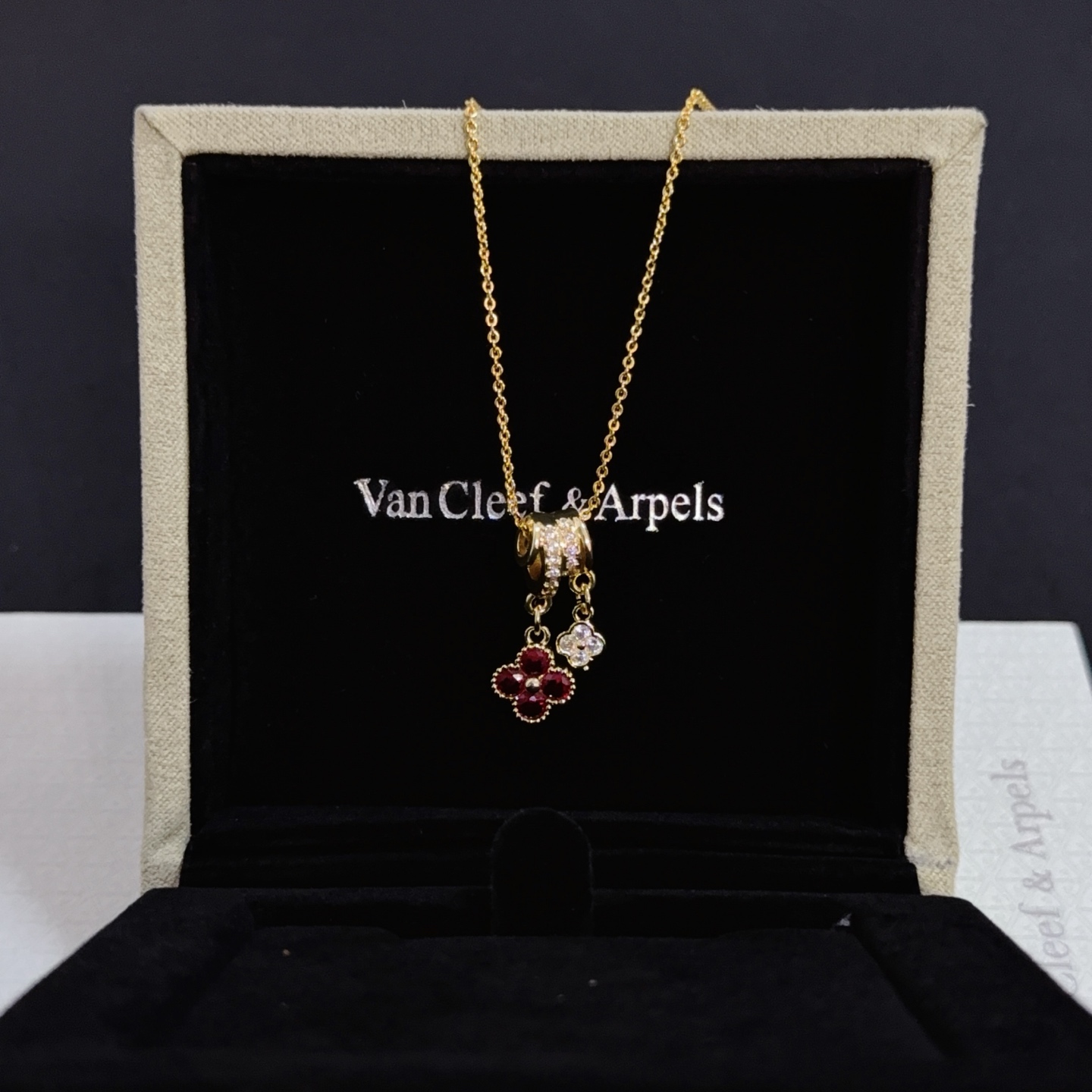 Collana Van Cleef Arpels Alhambra in oro giallo con accenti di rosso rubino e diamanti trasparenti 42 cm