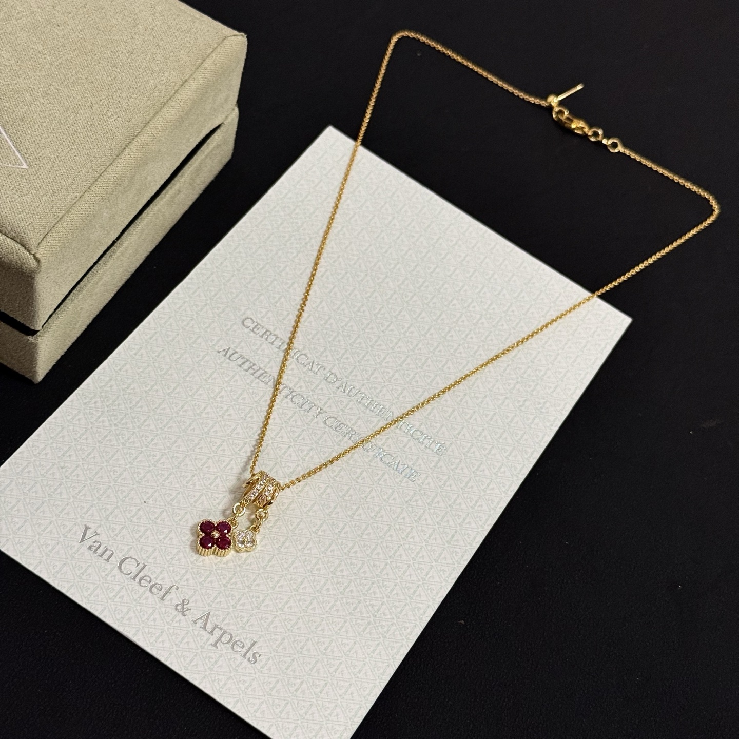 Collana Van Cleef Arpels Alhambra in oro giallo con accenti di rosso rubino e diamanti trasparenti 42 cm