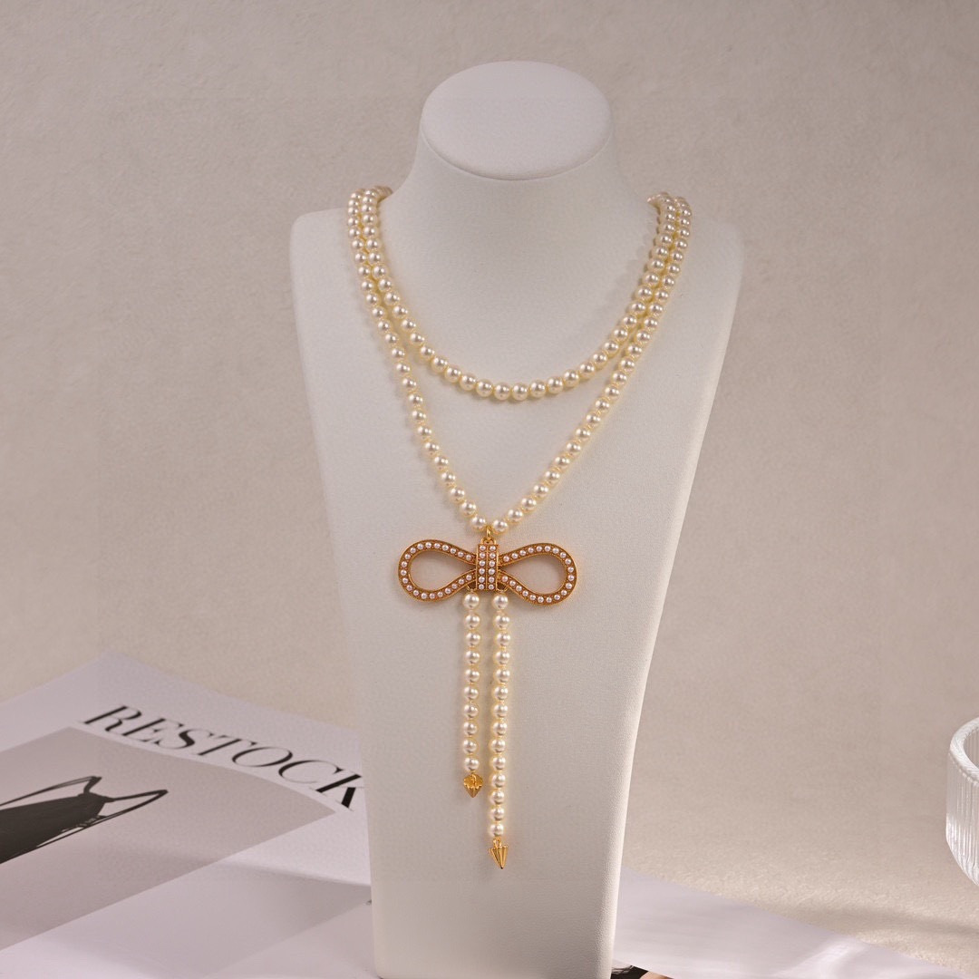 Dior Bow Pearl Lariat necklace Gold-tone metal with cream white faux pearls 80cm with 5cm extender chain