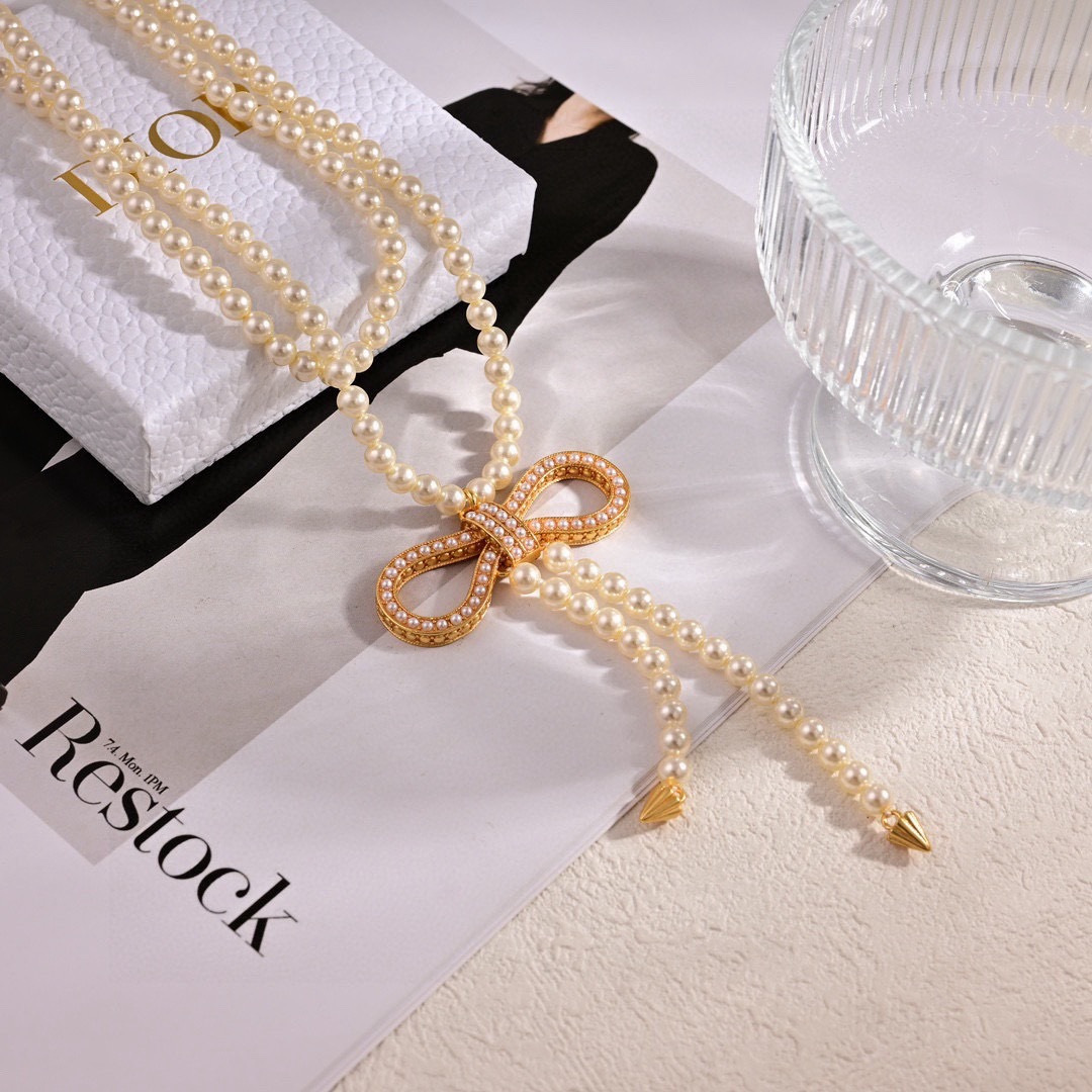 Dior Bow Pearl Lariat necklace Gold-tone metal with cream white faux pearls 80cm with 5cm extender chain