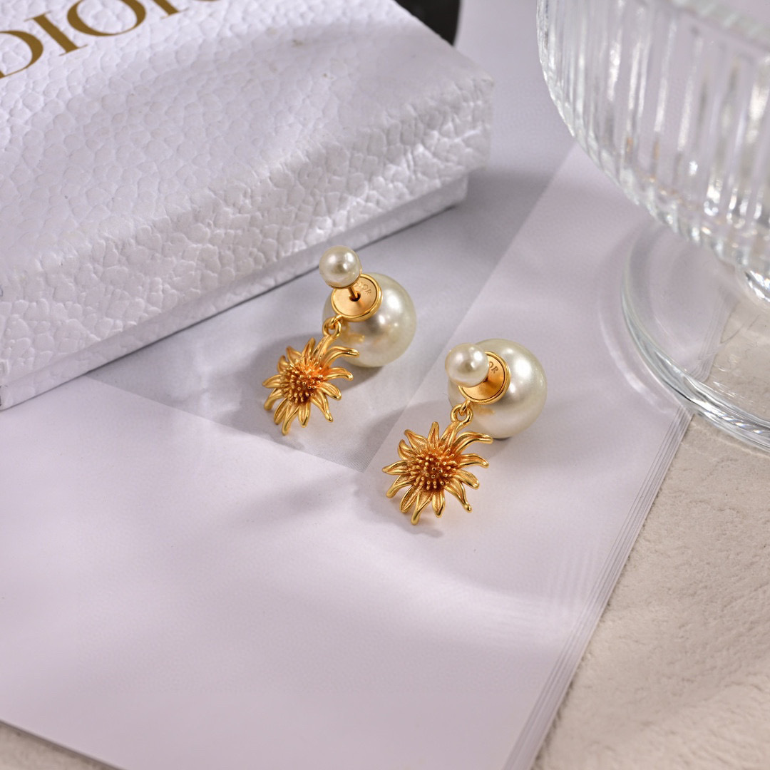 Dior Tribales Daisy Pearl Drop Earrings earrings Gold-tone metal with cream white faux pearls One Size drop length approx 2cm