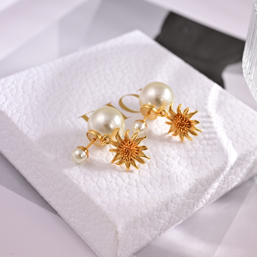 Dior Tribales Daisy Pearl Drop Earrings earrings Gold-tone metal with cream white faux pearls One Size drop length approx 2cm