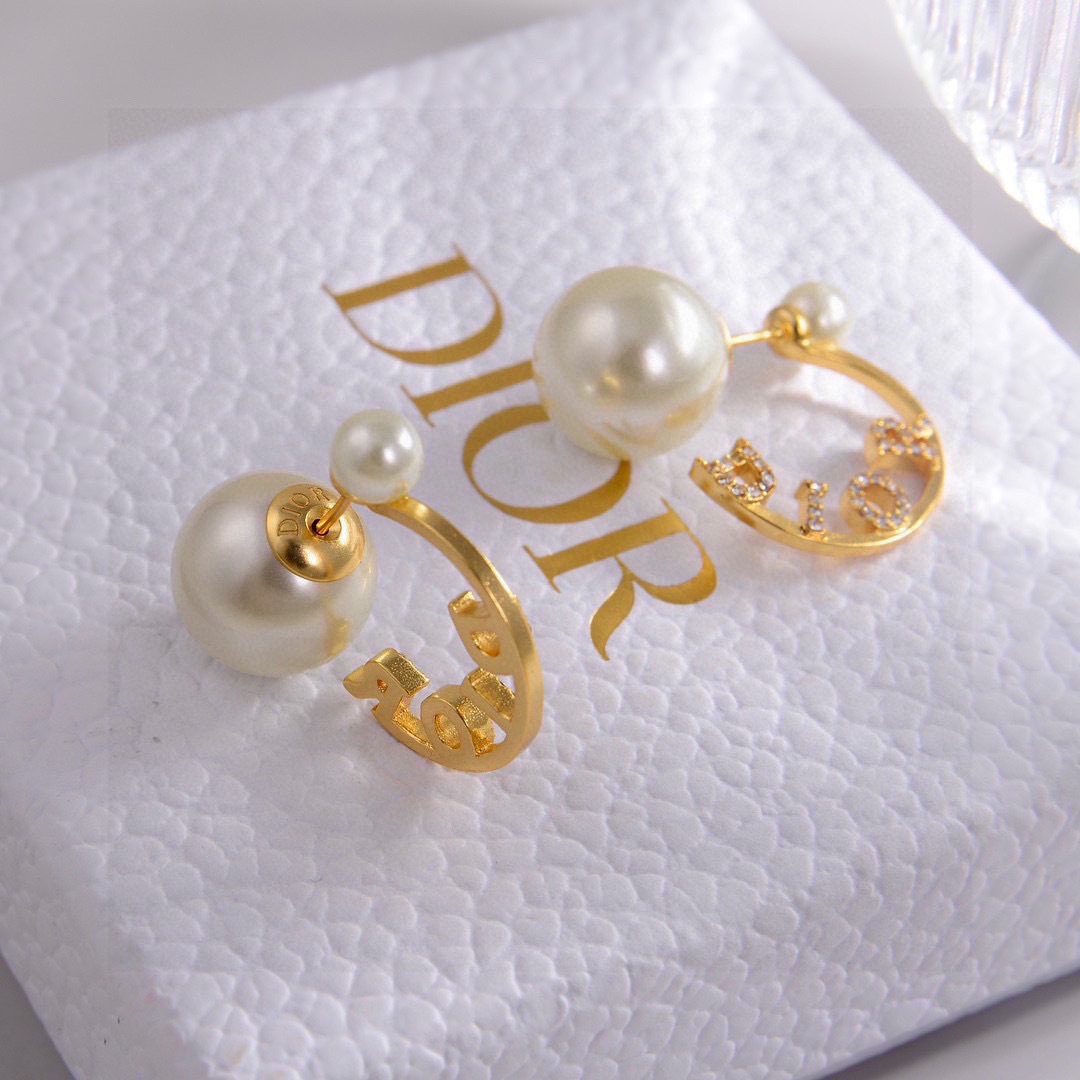 Boucles d'oreilles Dior Tribales Métal doré avec perles en résine blanche et détails en cristaux argentés Taille unique
