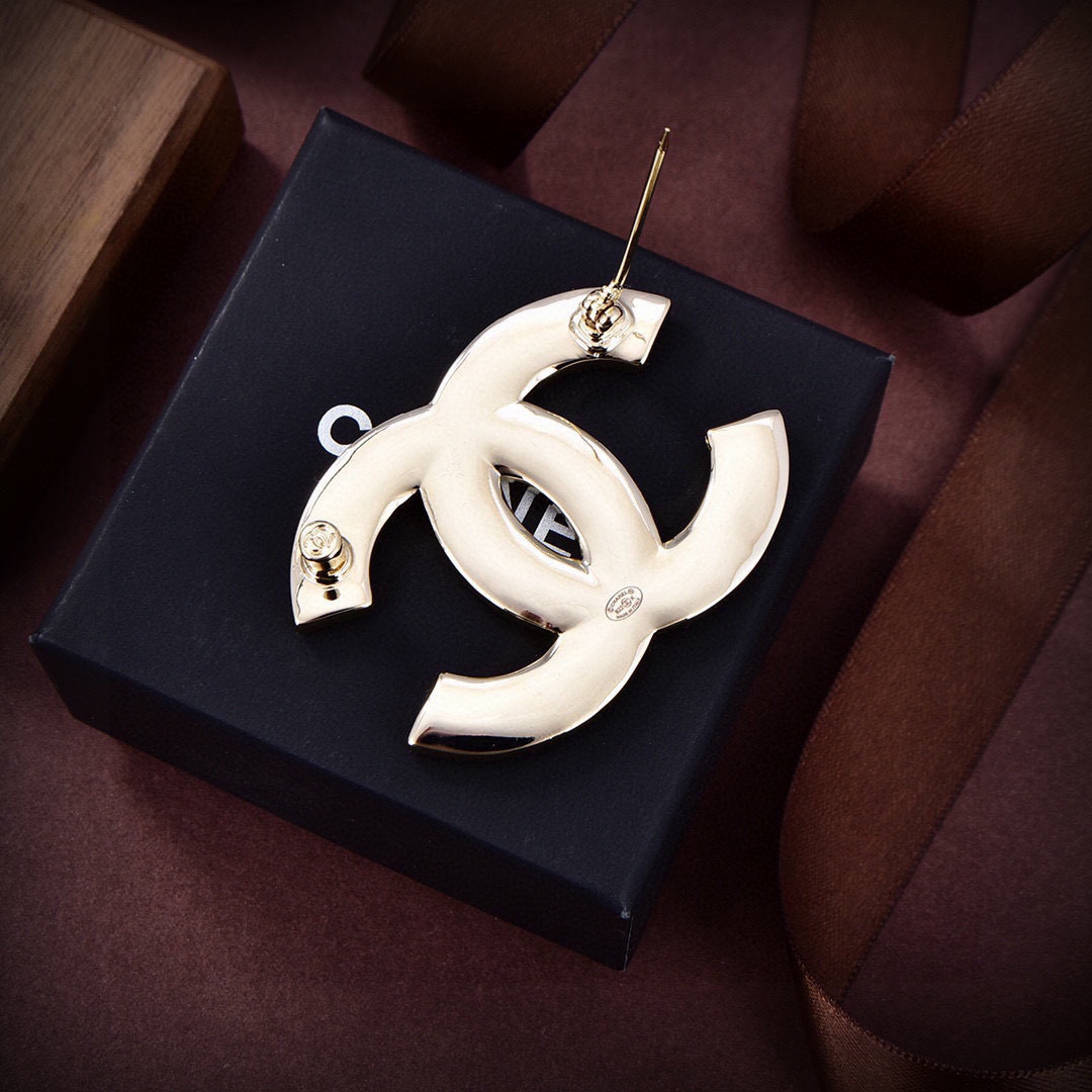 Chanel CC Logo Enamel Brooch brooch Gold-tone metal with black enamel and white enamel options 4 5cm width