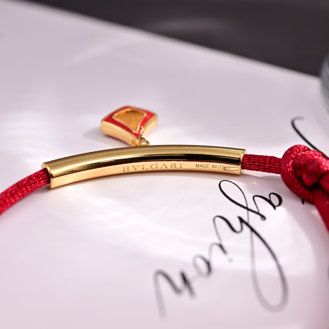 Bvlgari Divas Dream bracelet yellow gold metal red cord red enamel charm adjustable sliding knot fits 15-19cm wrist