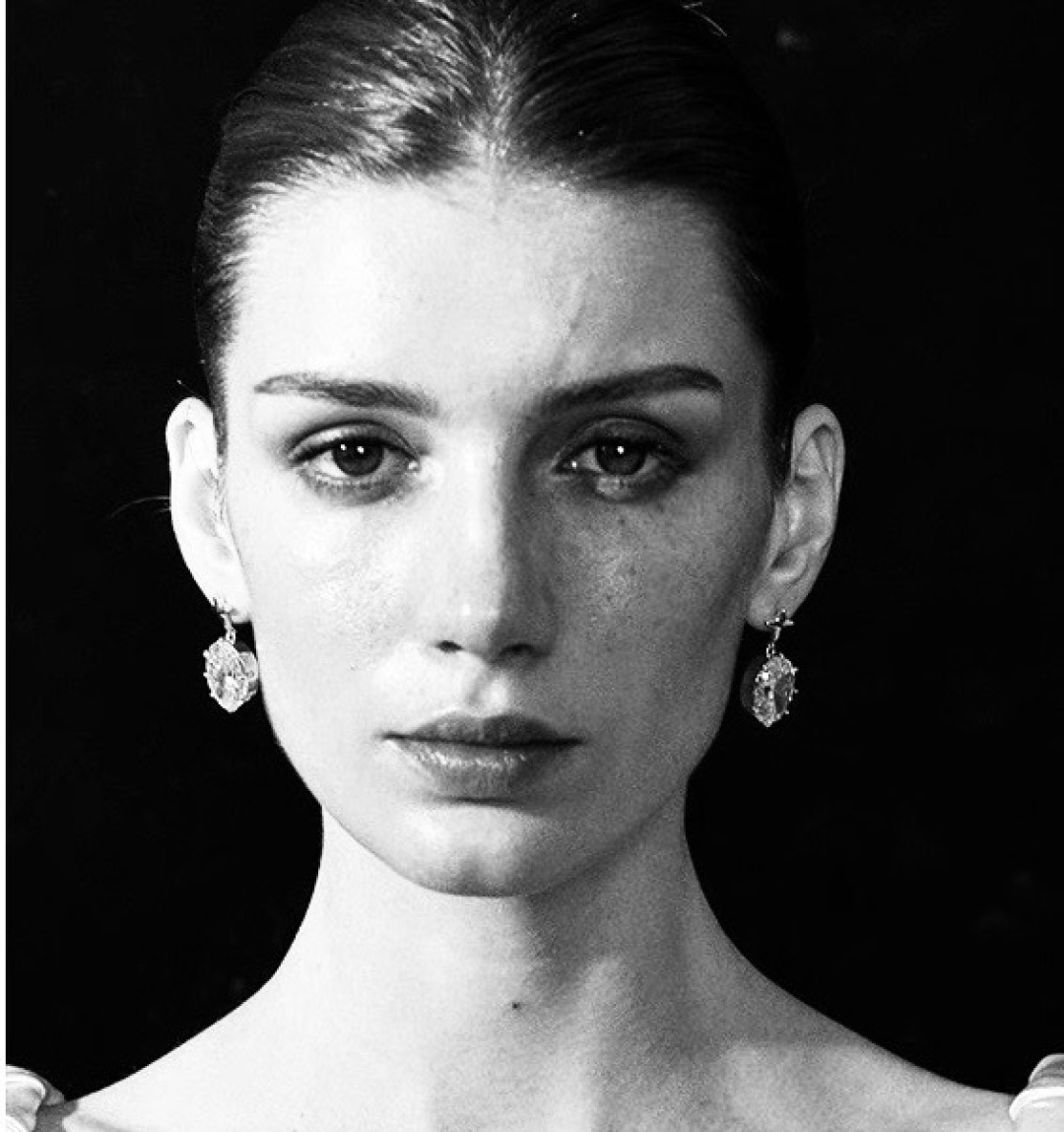 Celine Star Drop Oval Crystal earrings silver-toned metal with clear faceted crystal 2 5cm drop length