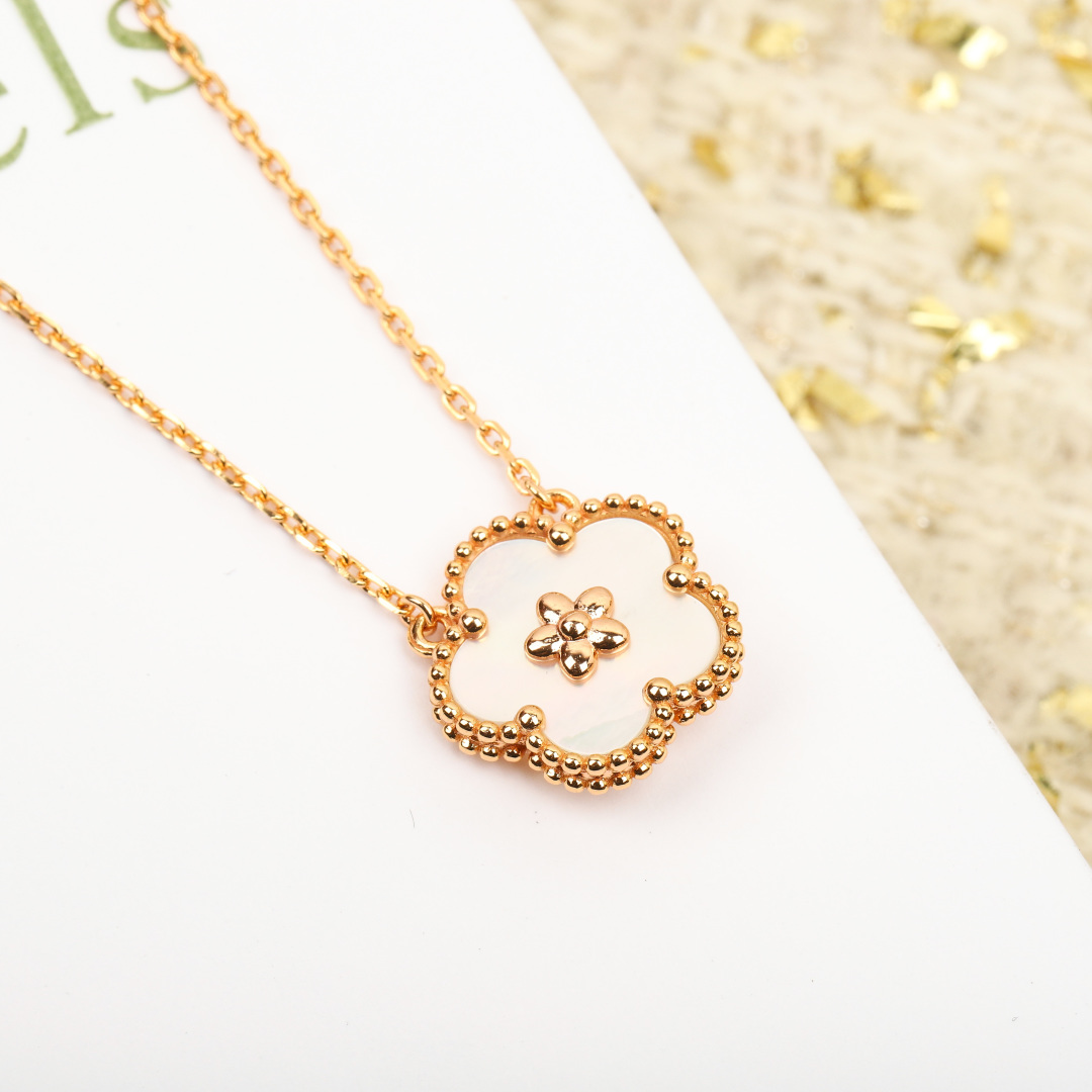 Collana Van Cleef Arpels Lucky Spring oro rosa 18 carati madreperla bianca 42 cm