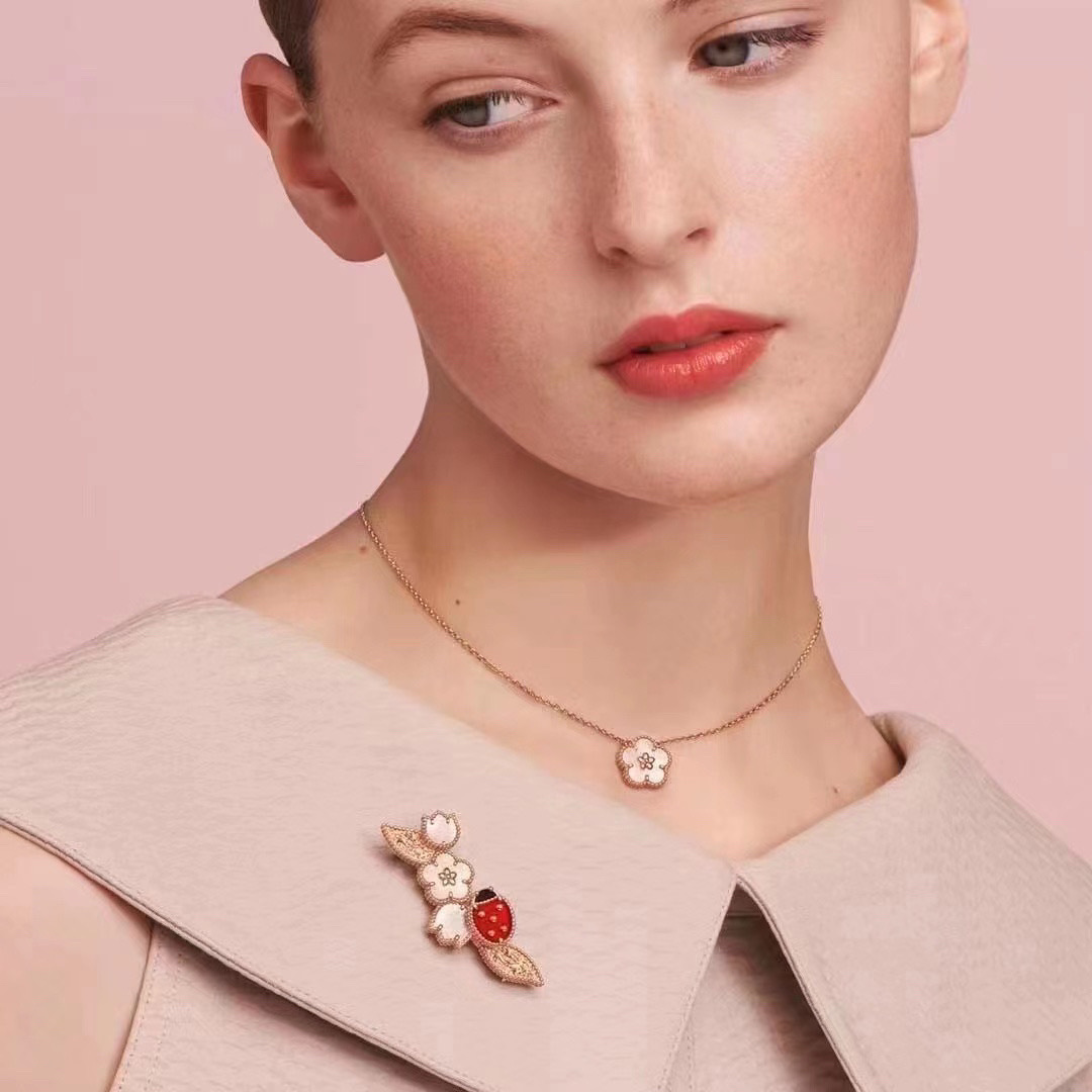 Collana Van Cleef Arpels Lucky Spring oro rosa 18 carati madreperla bianca 42 cm