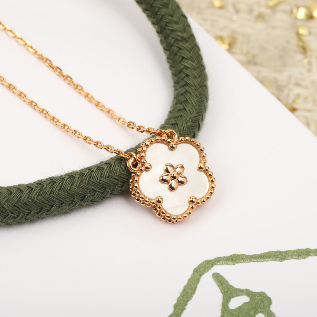 Collana Van Cleef Arpels Lucky Spring oro rosa 18 carati madreperla bianca 42 cm