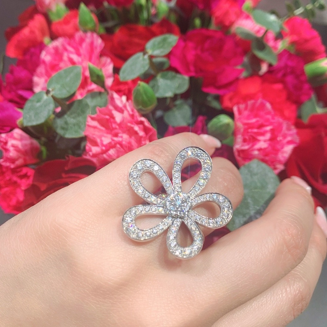 Van Cleef Arpels Flowerlace ring 18K white gold diamond 52