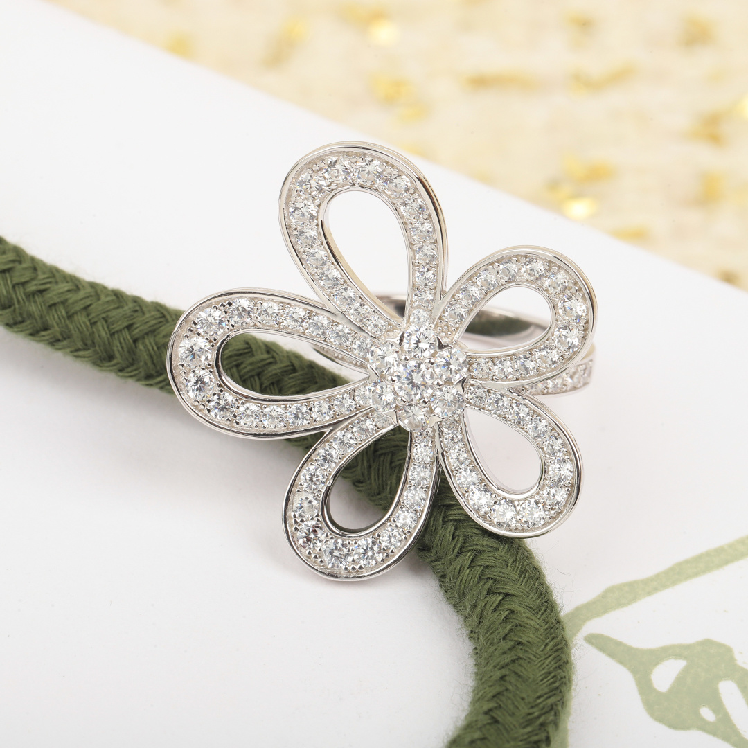 Van Cleef Arpels Flowerlace ring 18K white gold diamond 52