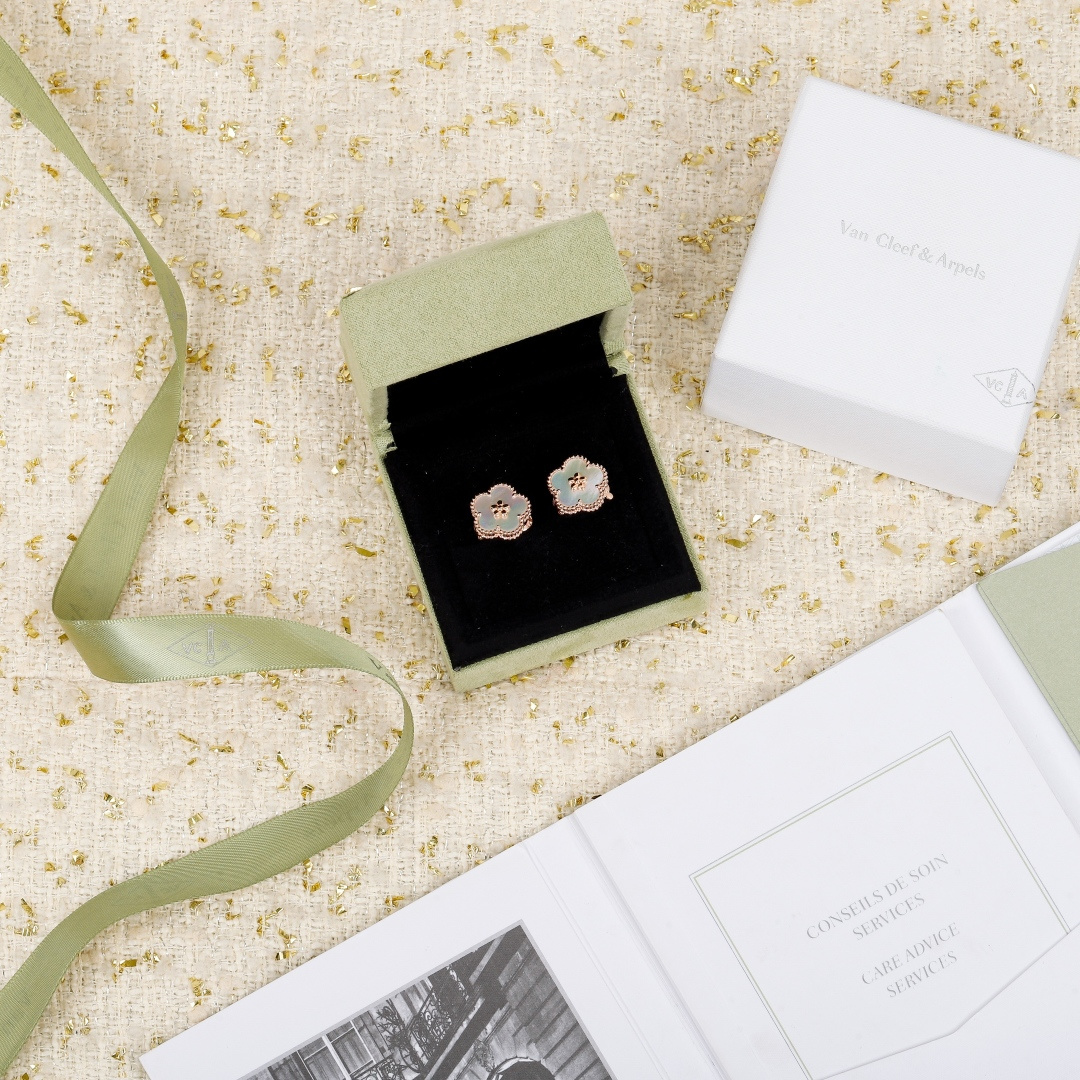 Van Cleef Arpels Lucky Spring Plum Blossom earrings 18K rose gold white mother-of-pearl 15mm diameter