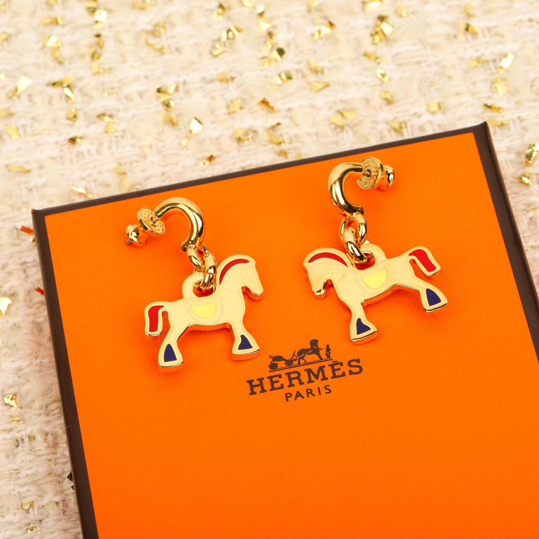 Boucles d'oreilles Hermes Cheval Horse Drop Boucles d'oreilles Métal doré avec accents d'émail crème bleu marine blanc rouge jaune Taille unique longueur de chute environ 2 à 5 cm