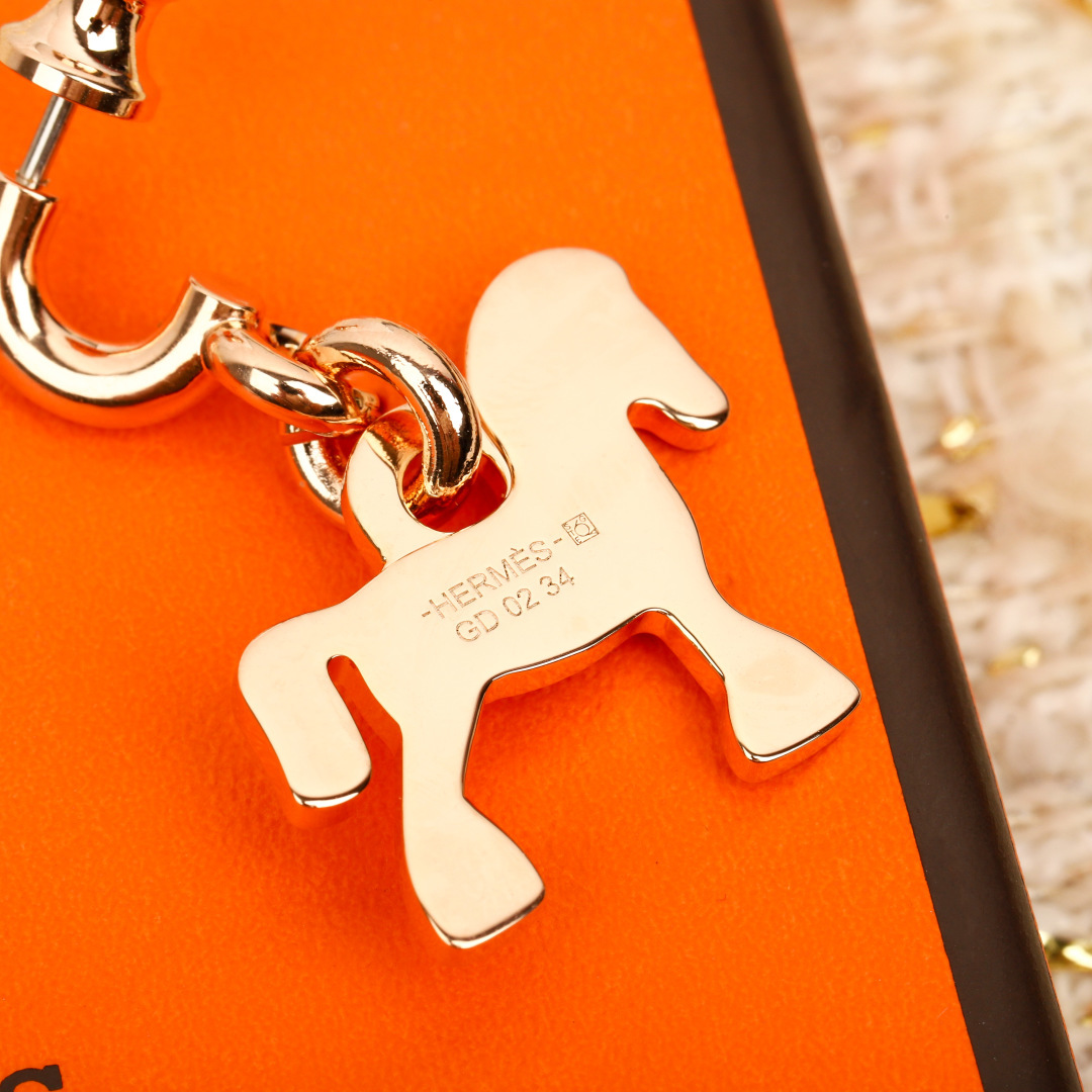Boucles d'oreilles Hermes Cheval Horse Drop Boucles d'oreilles Métal doré avec accents d'émail crème bleu marine blanc rouge jaune Taille unique longueur de chute environ 2 à 5 cm