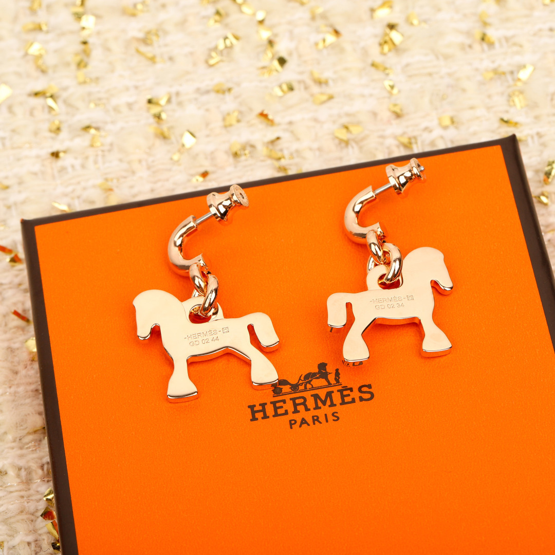 Boucles d'oreilles Hermes Cheval Horse Drop Boucles d'oreilles Métal doré avec accents d'émail crème bleu marine blanc rouge jaune Taille unique longueur de chute environ 2 à 5 cm