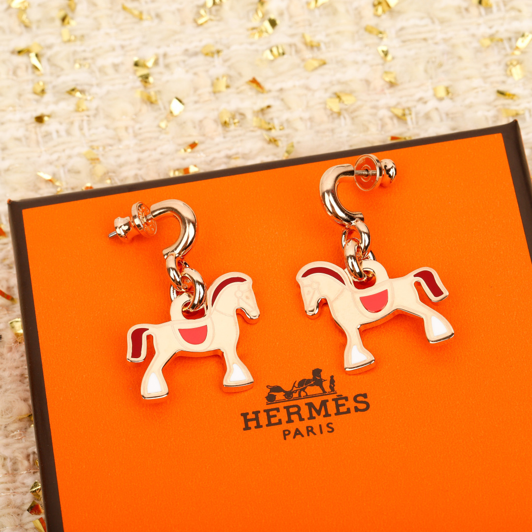 Boucles d'oreilles Hermes Cheval Horse Drop Boucles d'oreilles Métal doré avec accents d'émail crème bleu marine blanc rouge jaune Taille unique longueur de chute environ 2 à 5 cm