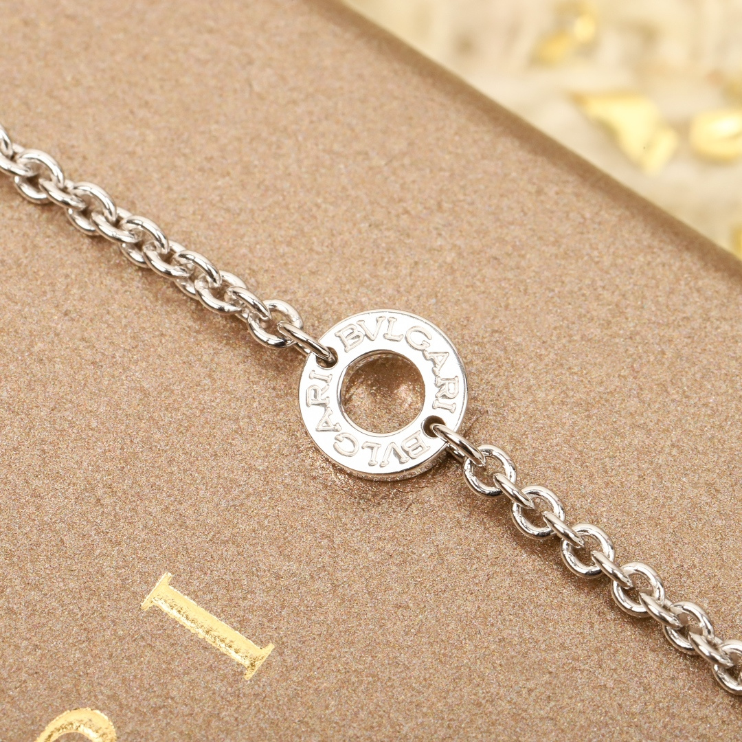 Bvlgari B zero1 necklace silver-toned white gold with studded metal pendant no colored gemstones 40-45cm adjustable