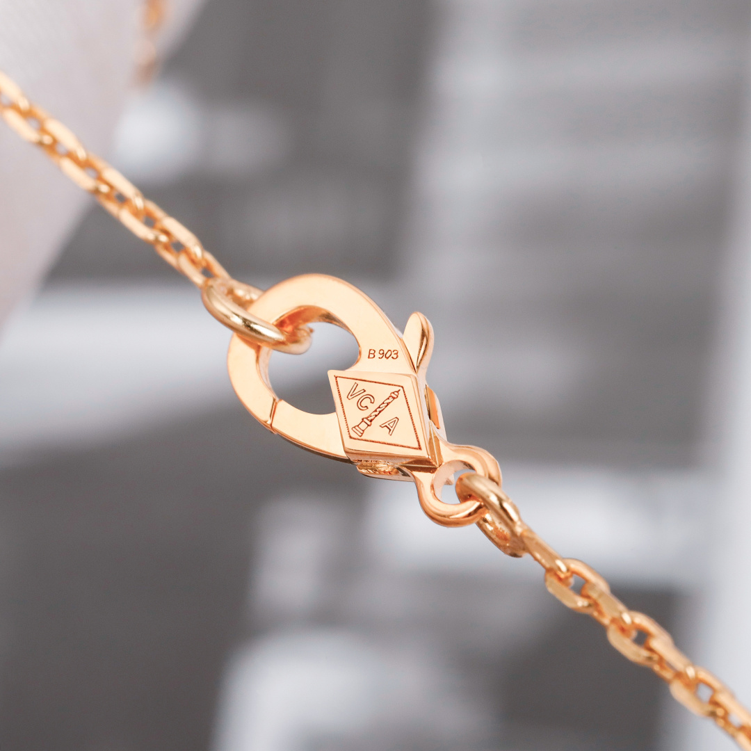Bracciale Van Cleef Arpels Lucky Spring Oro rosa madreperla bianca corniola rossa onice nero 17 cm