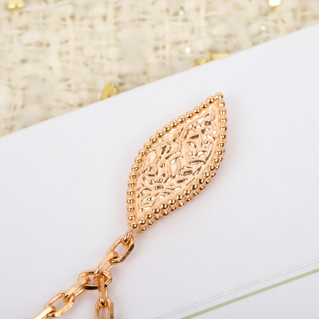 Bracciale Van Cleef Arpels Lucky Spring Oro rosa madreperla bianca corniola rossa onice nero 17 cm