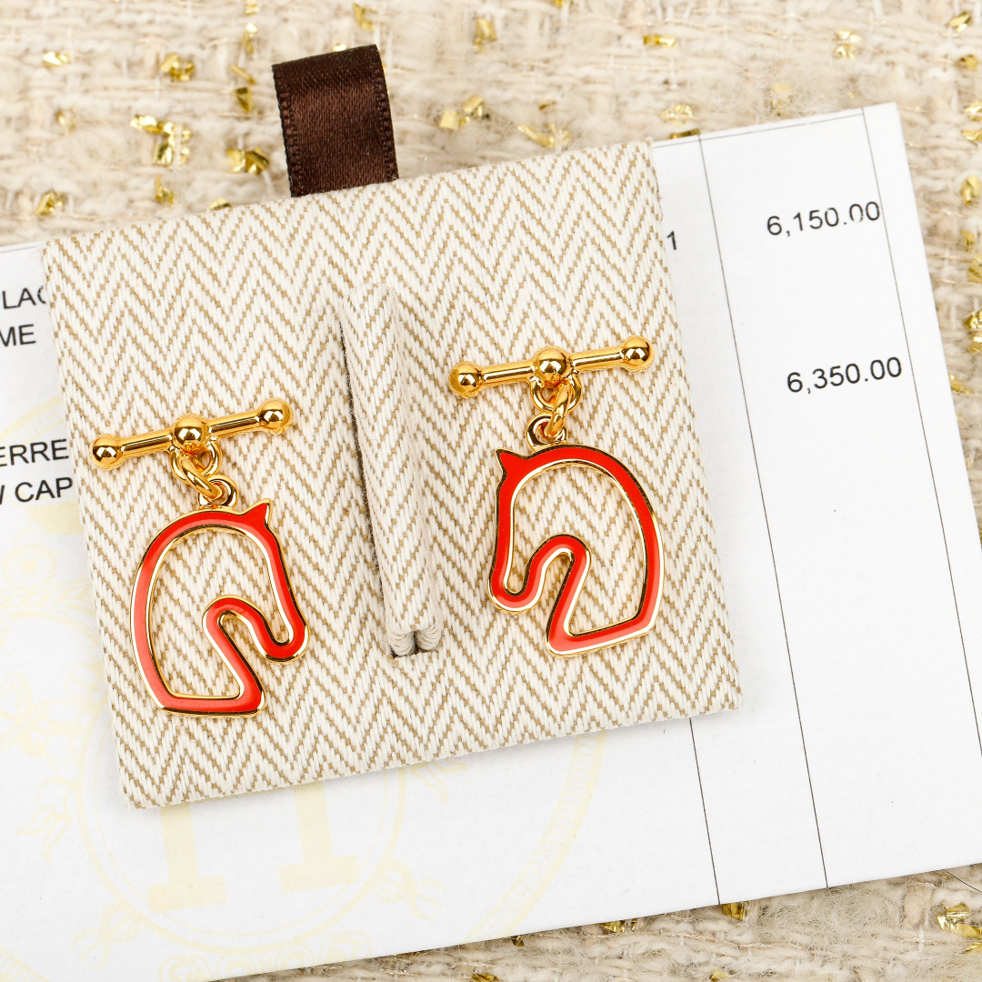 Orecchini pendenti Hermes Cheval con testa di cavallo. Metallo color oro con smalto rosso corallo Taglia unica