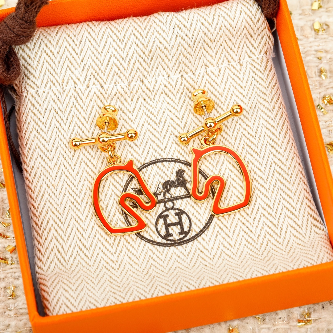 Orecchini pendenti Hermes Cheval con testa di cavallo. Metallo color oro con smalto rosso corallo Taglia unica