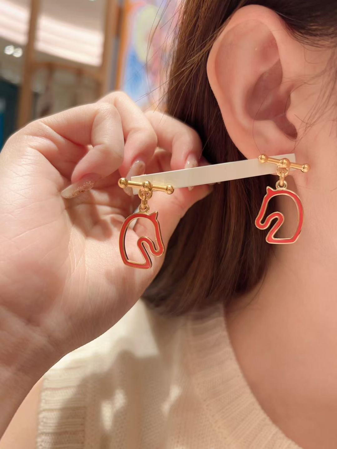 Orecchini pendenti Hermes Cheval con testa di cavallo. Metallo color oro con smalto rosso corallo Taglia unica