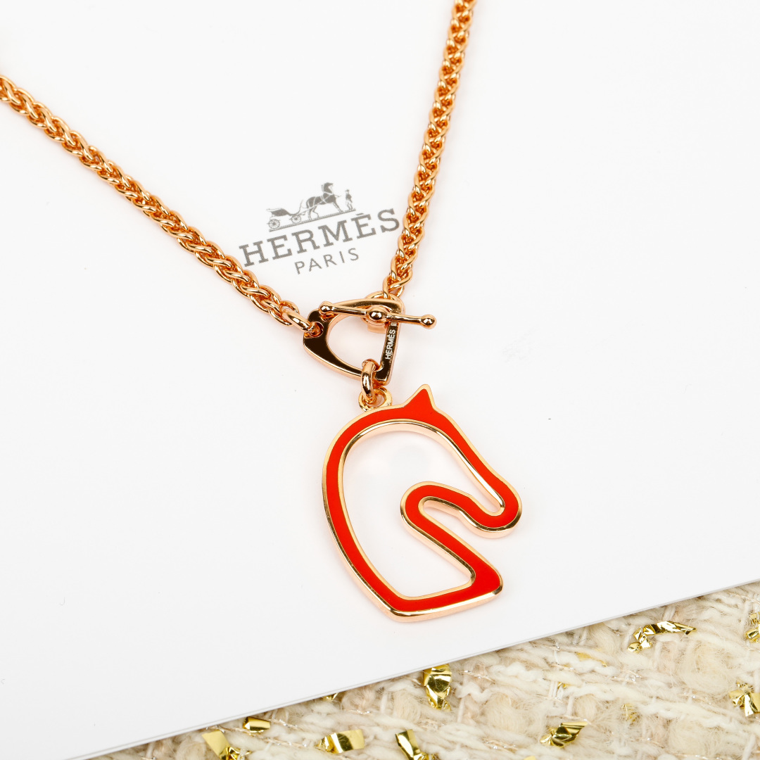 Collana Hermes Cheval con pendente Testa di cavallo Metallo oro rosa con opzioni crema bordeaux nero arancio e smalto argento 45 cm