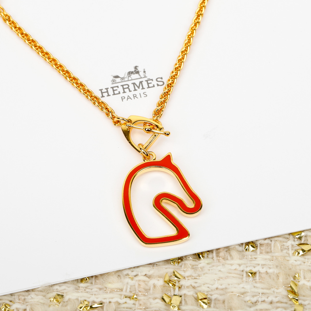 Collana Hermes Cheval con pendente Testa di cavallo Metallo color oro con smalto crema 45 cm
