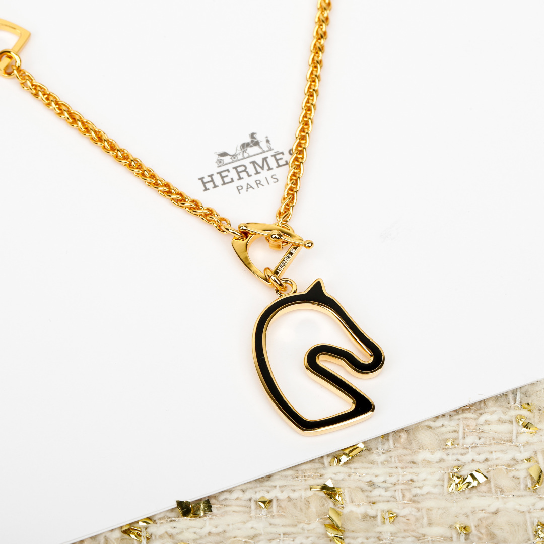 Collana Hermes Cheval con pendente Testa di cavallo Metallo color oro con smalto crema 45 cm
