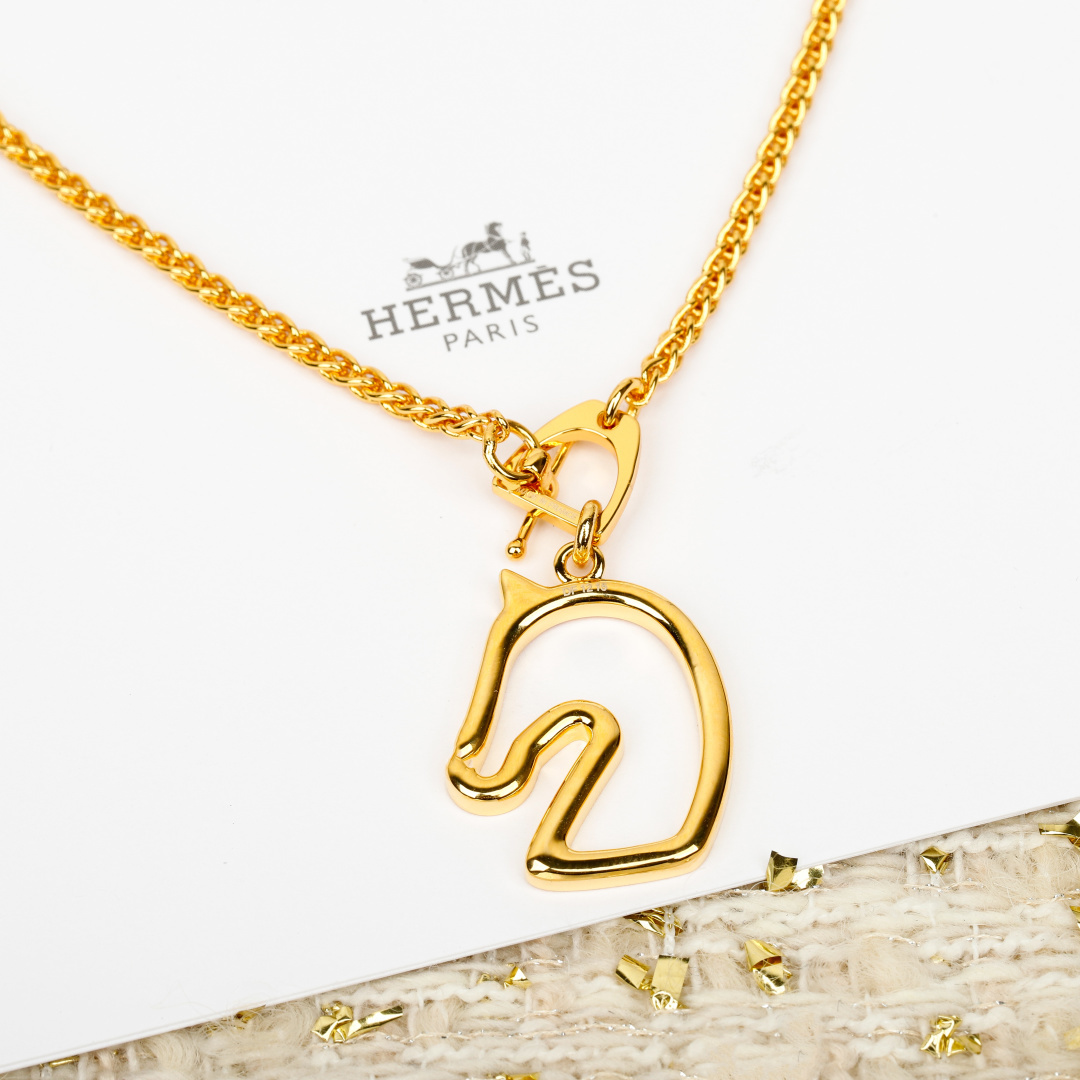 Collana Hermes Cheval con pendente Testa di cavallo Metallo color oro con smalto crema 45 cm