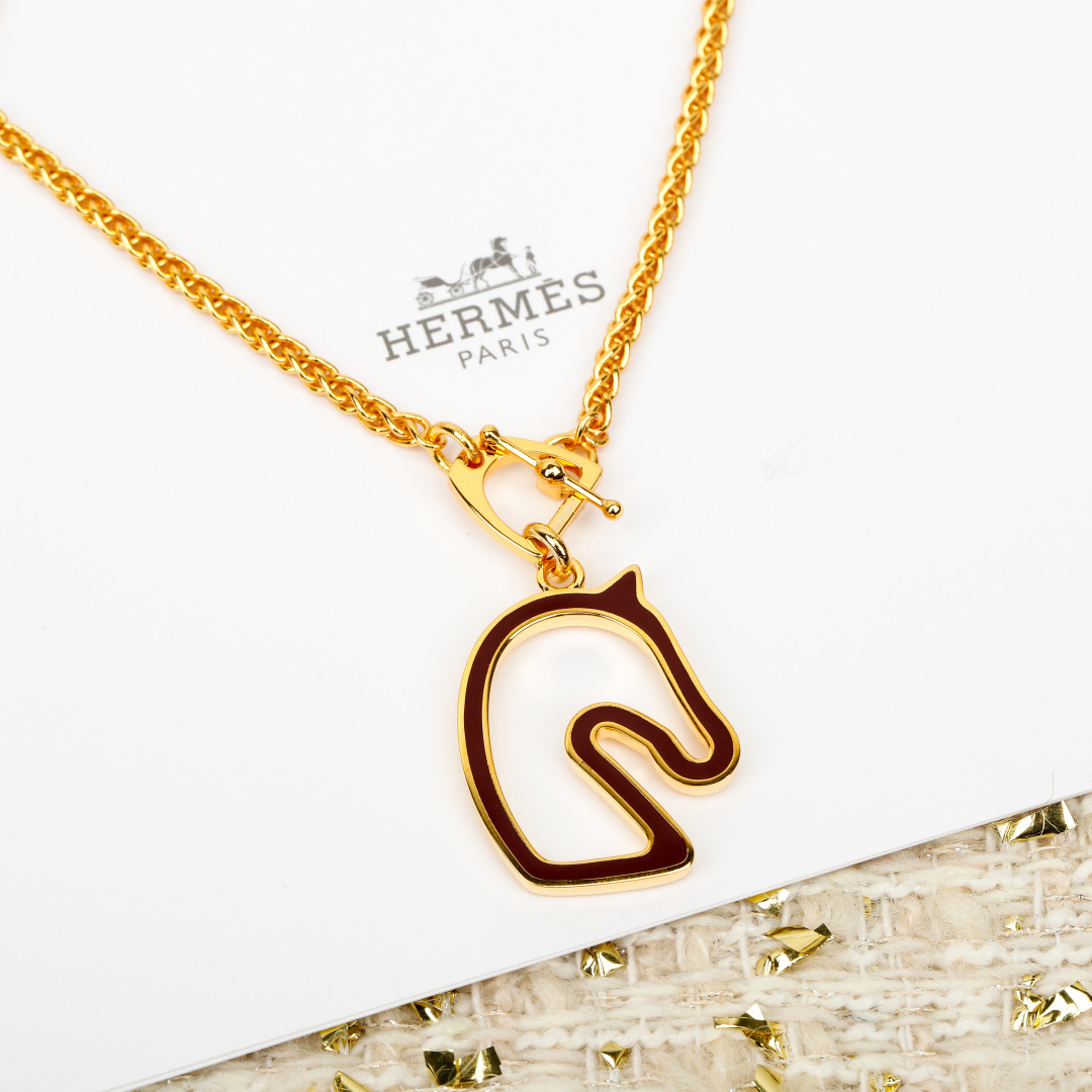 Collana Hermes Cheval con pendente Testa di cavallo Metallo color oro con smalto crema 45 cm