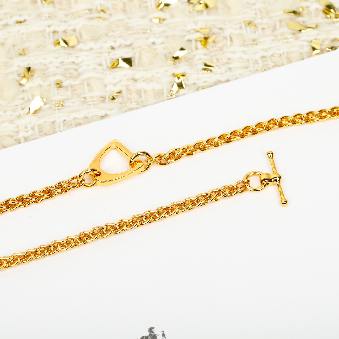 Collana Hermes Cheval con pendente Testa di cavallo Metallo color oro con smalto crema 45 cm