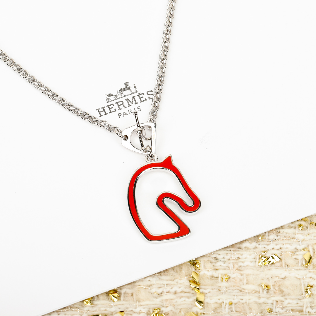 Collana Hermes Cheval con pendente Testa di cavallo Metallo argentato con smalto beige 45 cm