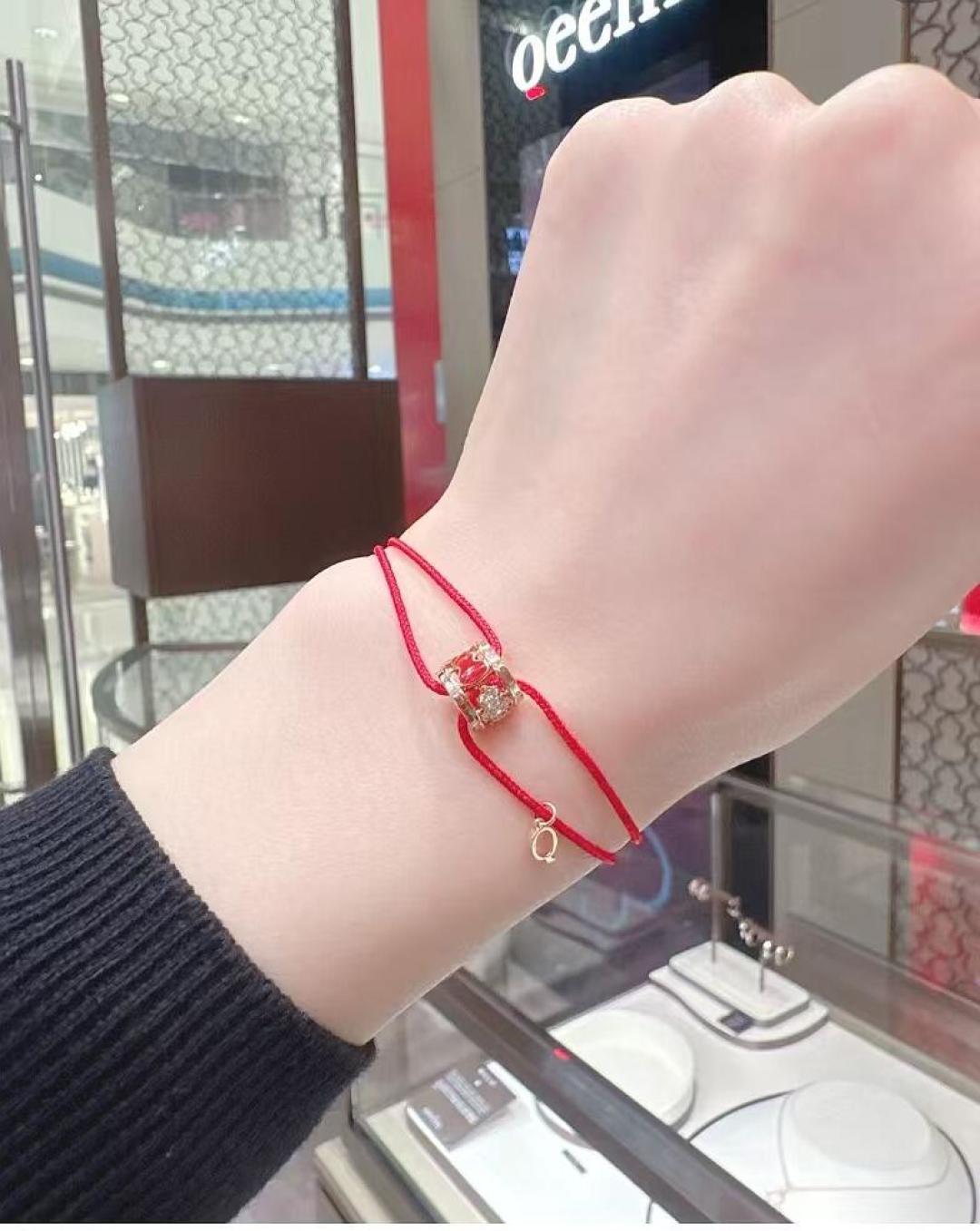 Qeelin Wulu bracelet 18K rose gold red enamel white diamond red cord Adjustable red cord fits 15-19cm wrist
