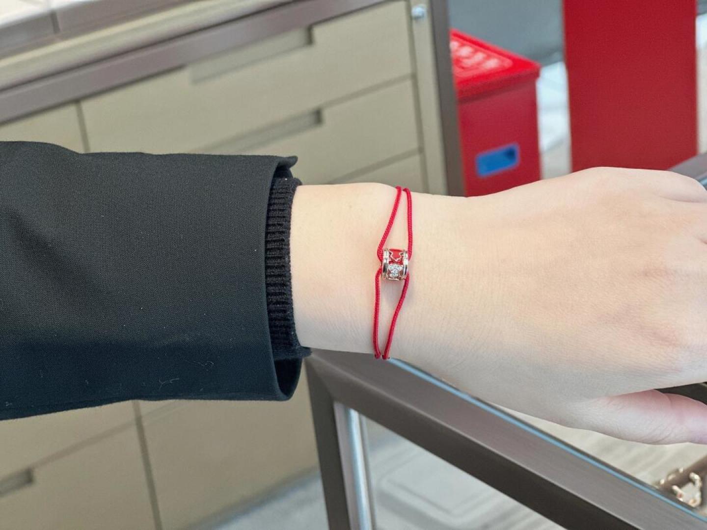 Qeelin Wulu bracelet 18K rose gold red enamel white diamond red cord Adjustable red cord fits 15-19cm wrist
