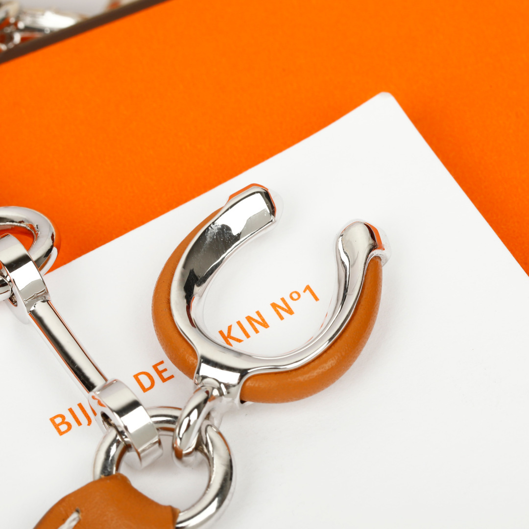 Bracciale Hermes Bijou de Birkin N 1 Metallo color argento con accenti in pelle arancione dettaglio smalto rosso ciondoli in argento 17 cm