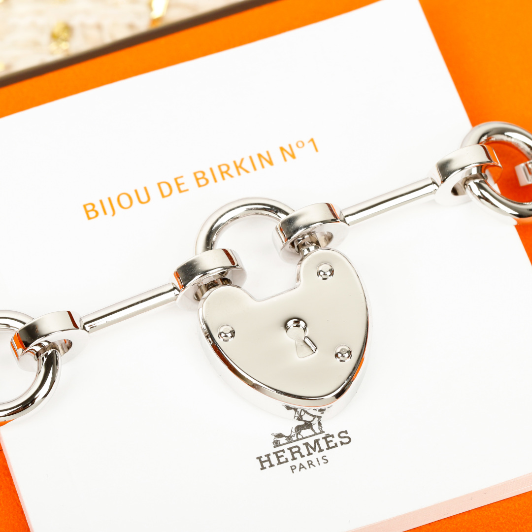 Bracciale Hermes Bijou de Birkin N 1 Metallo color argento con accenti in pelle arancione dettaglio smalto rosso ciondoli in argento 17 cm
