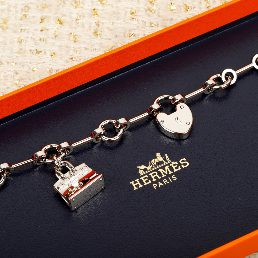 Bracciale Hermes Bijou de Birkin N 1 Metallo color argento con accenti in pelle arancione dettaglio smalto rosso ciondoli in argento 17 cm