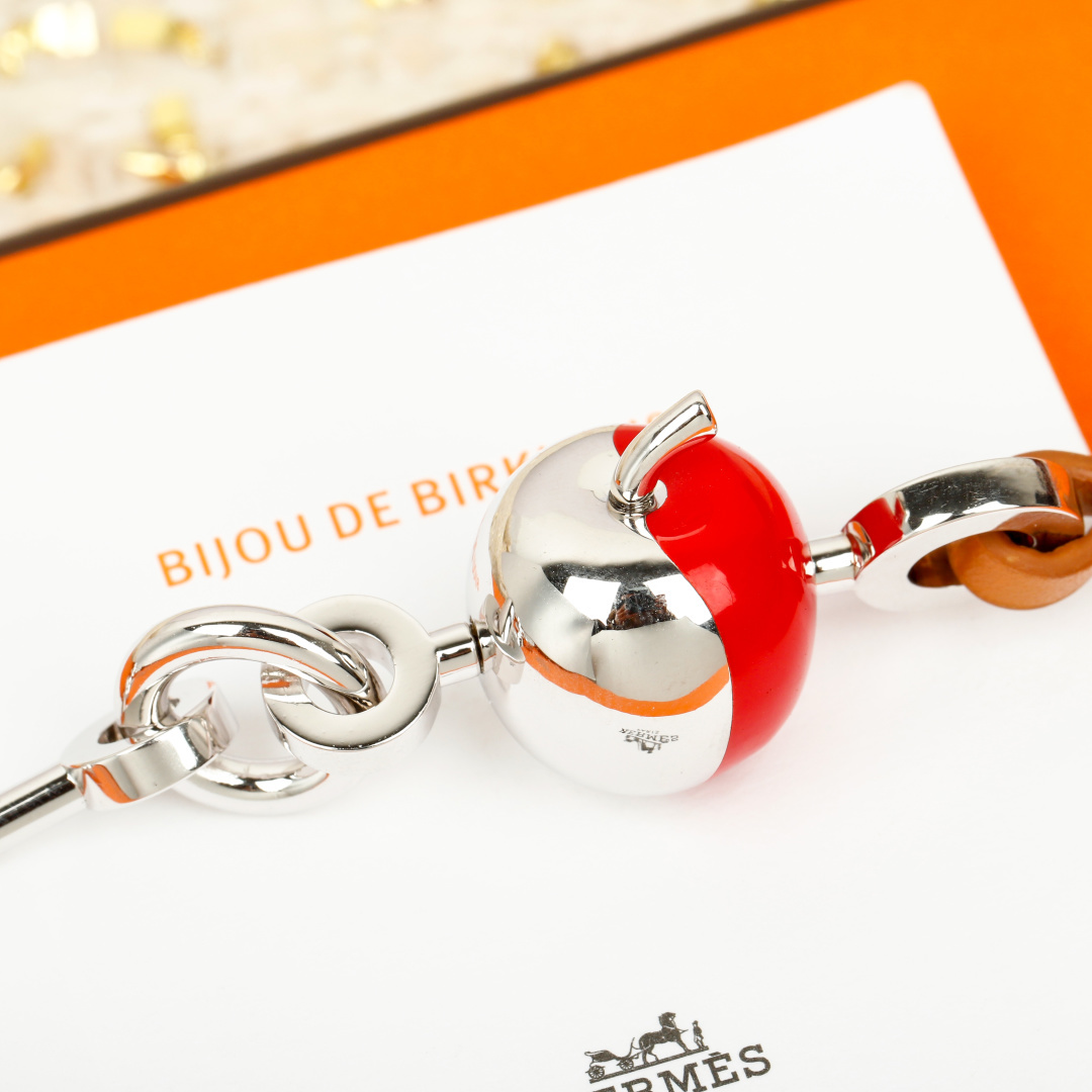 Bracciale Hermes Bijou de Birkin N 1 Metallo color argento con accenti in pelle arancione dettaglio smalto rosso ciondoli in argento 17 cm