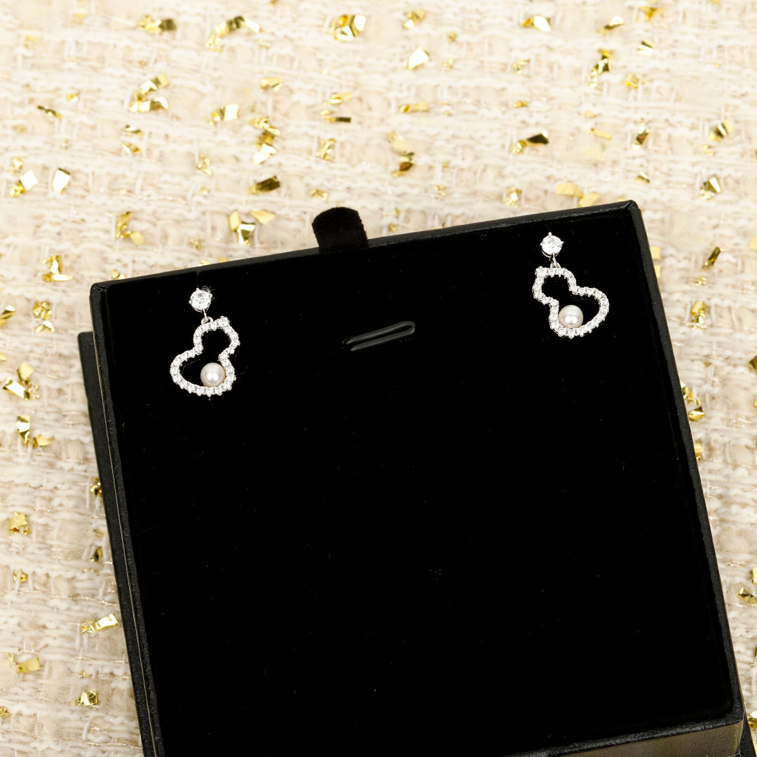 Qeelin Wulu earrings 18K white gold white diamond white pearl 1 5cm drop length
