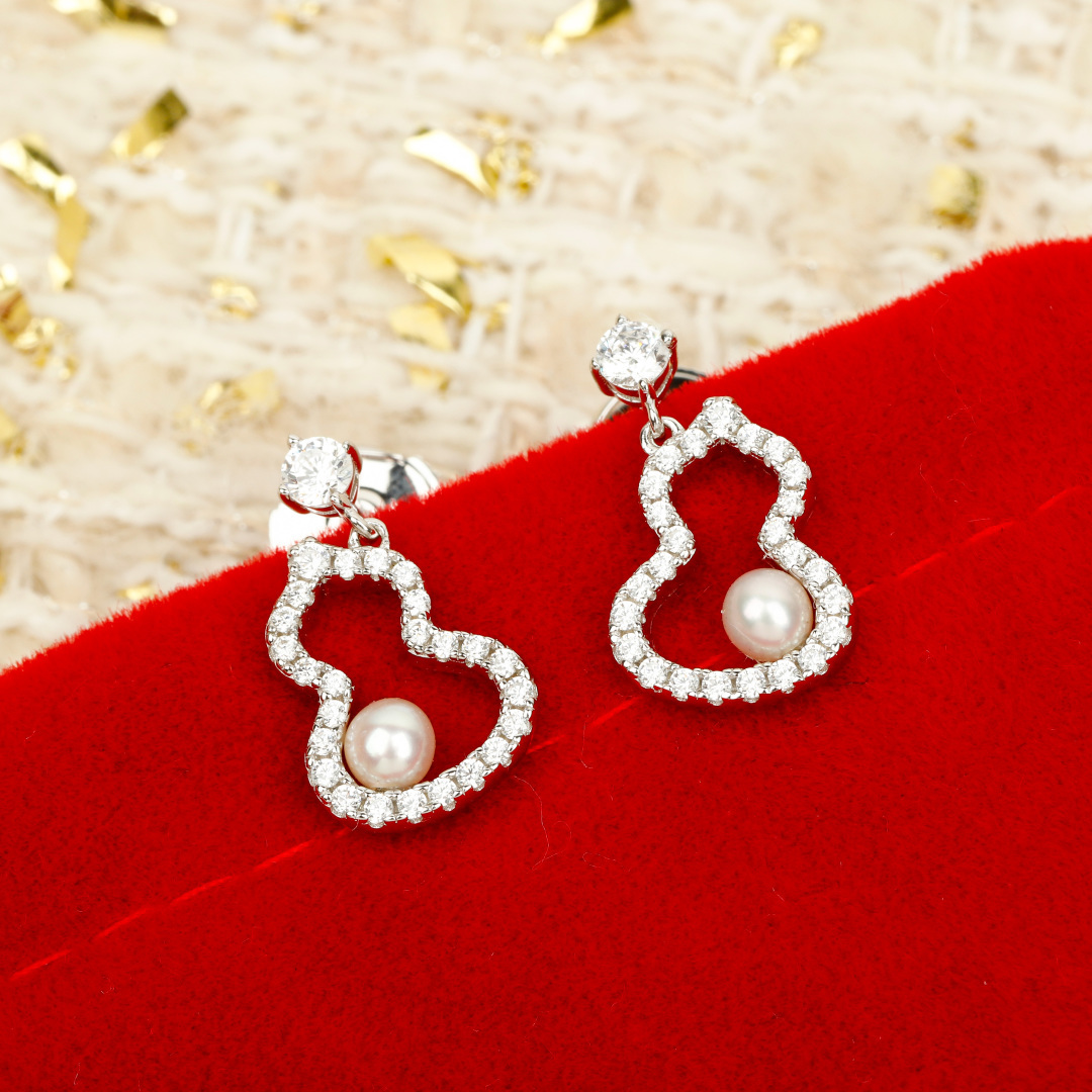 Qeelin Wulu earrings 18K white gold white diamond white pearl 1 5cm drop length
