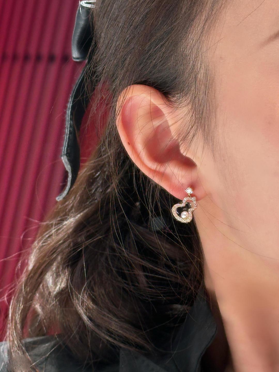 Qeelin Wulu earrings 18K white gold white diamond white pearl 1 5cm drop length