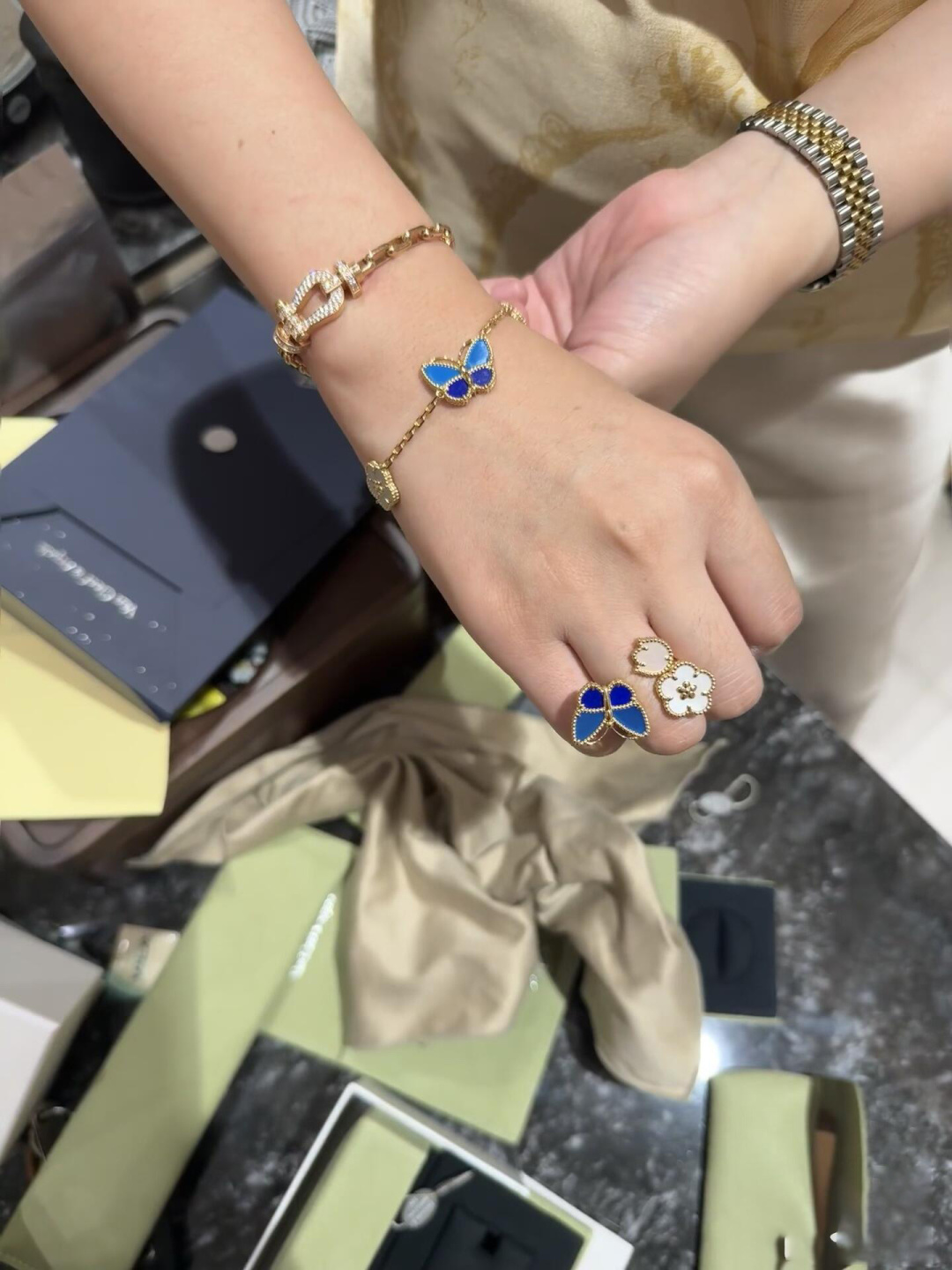 Bracciale Van Cleef Arpels Lucky Alhambra Butterfly Oro rosa agata blu madreperla 17 cm