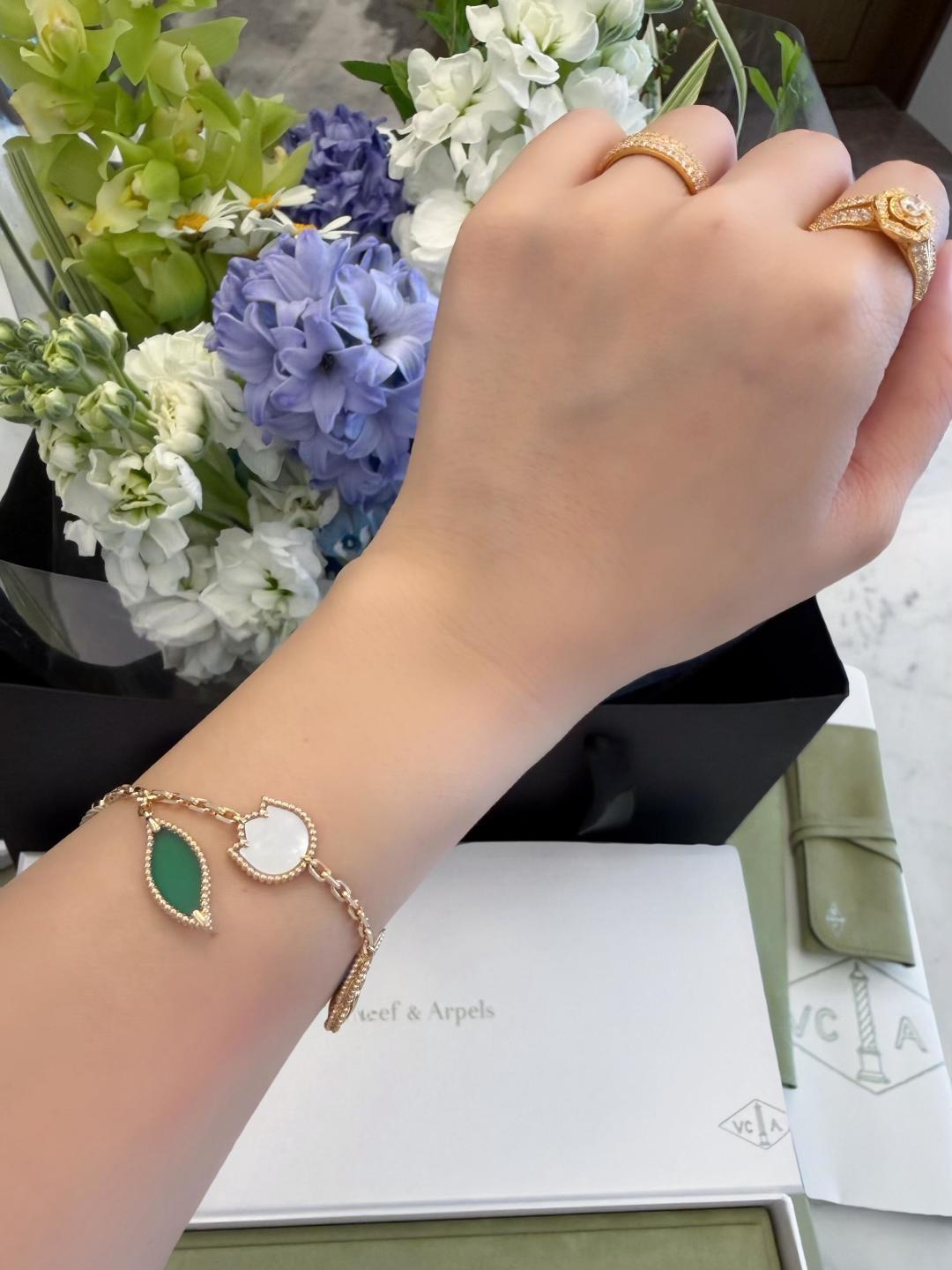 Van Cleef Arpels Lucky Alhambra Butterfly bracelet 18k rose gold blue lapis lazuli diamond accents 17cm