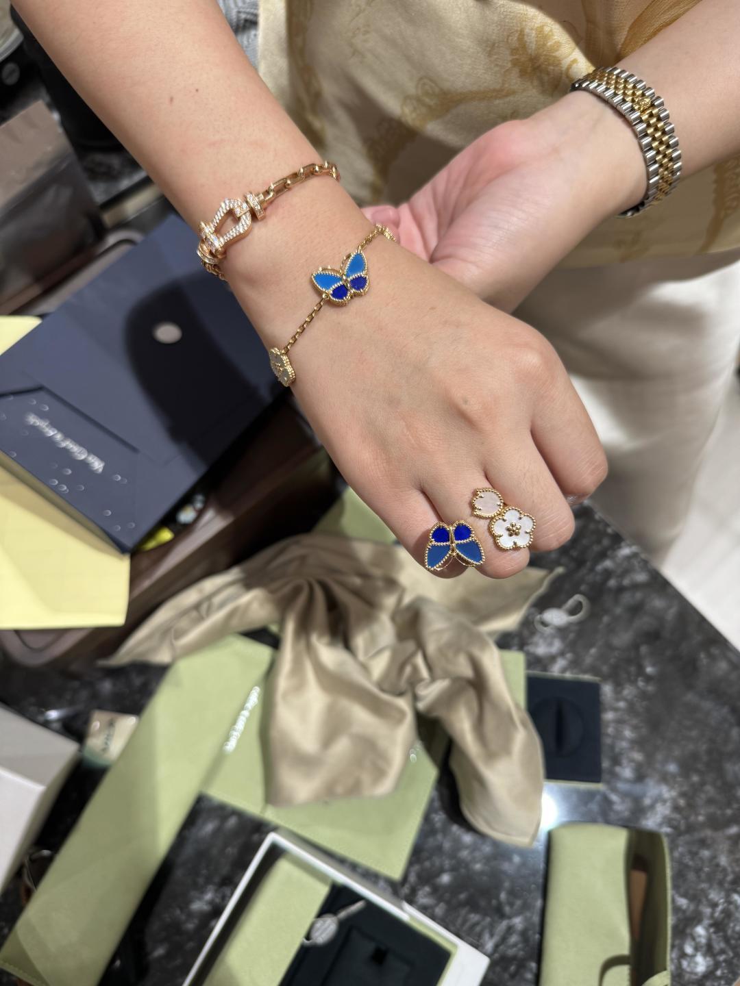 Van Cleef Arpels Lucky Alhambra Butterfly bracelet 18k rose gold blue lapis lazuli diamond accents 17cm